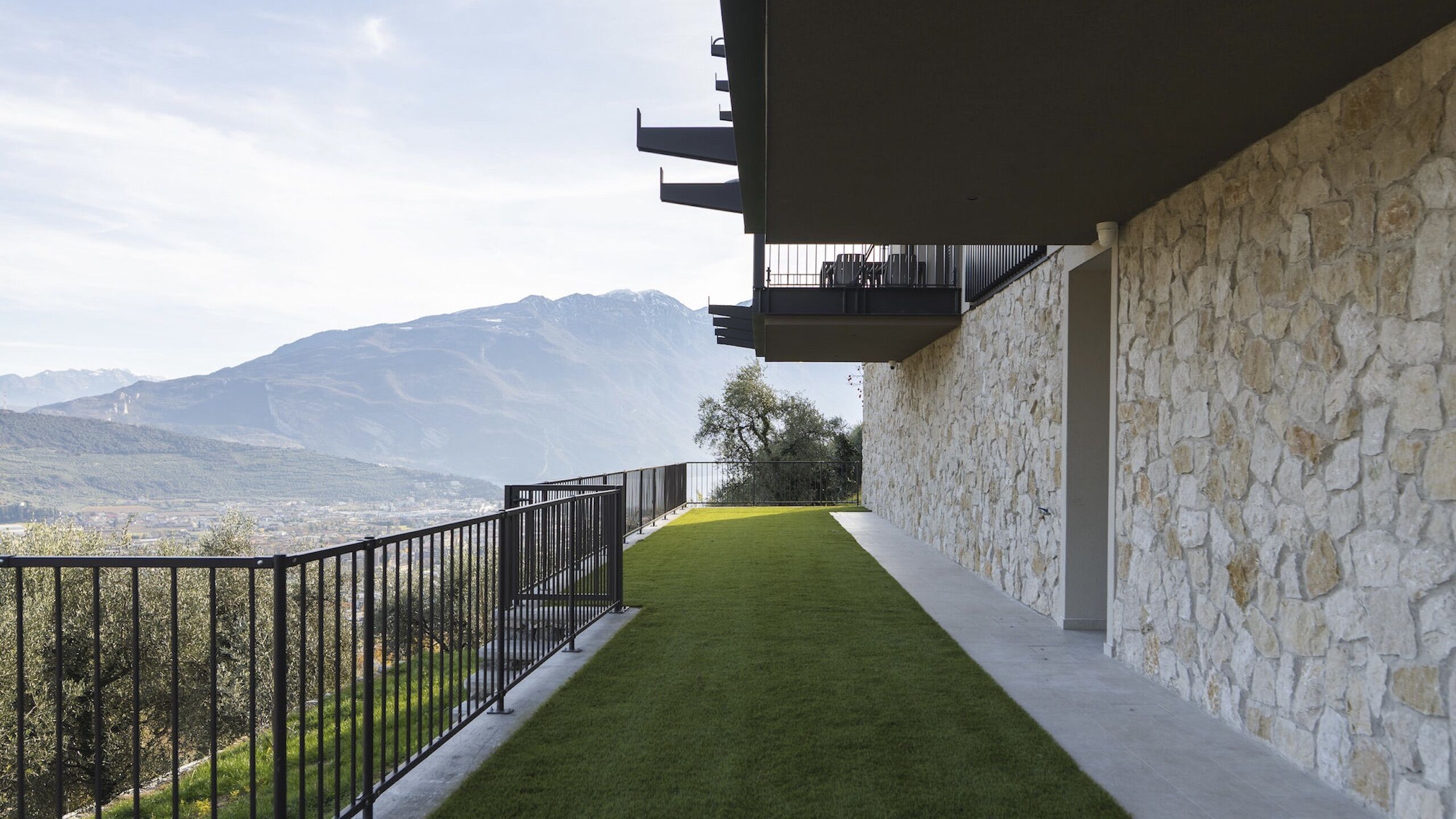 UN APPARTAMENTO PANORAMICO A DEVA, SOPRA A RIVA DEL GARDA -